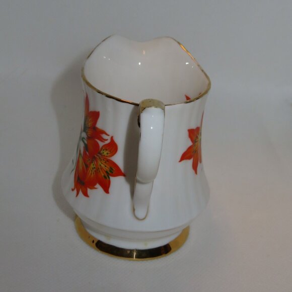 Royal Windsor Creamer Prairie LILY Saskatchewan Floral Emblem (DK673) - Picture 4 of 7